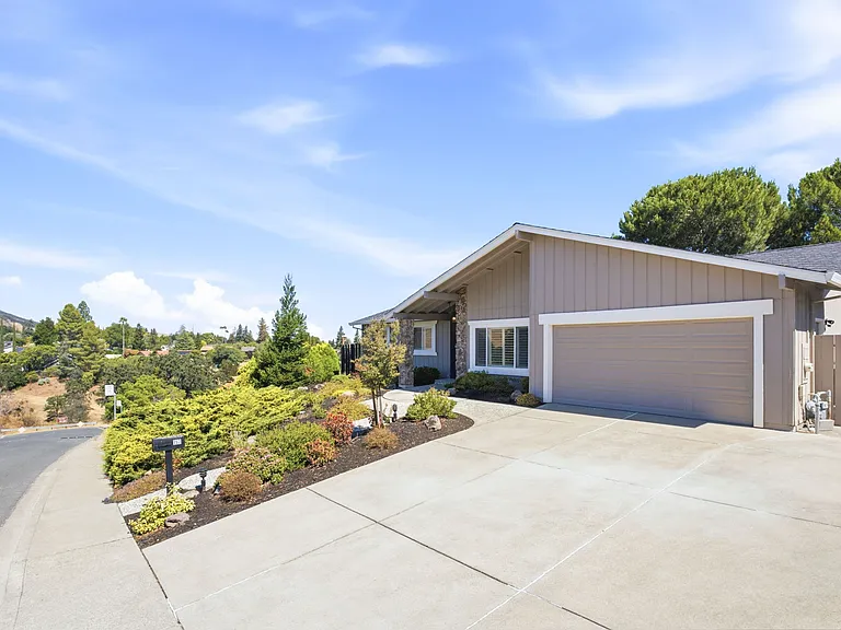 157 Regency Dr — Photo 5