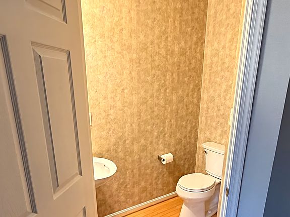 4th image of 178 Goldsborough Dr
