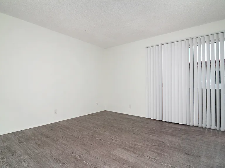 ZELZAH APARTMENTS — Photo 7