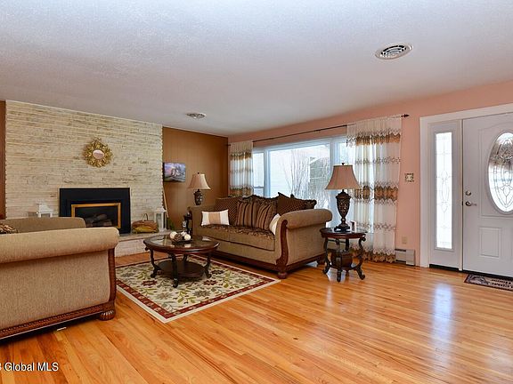 3rd image of 14 Windsor Dr
