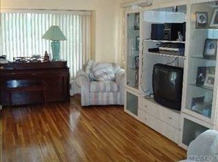 43 Gregory St, Valley Stream, NY 11580