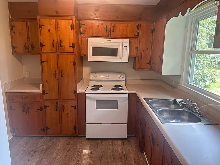 2516 Newport Ave — Photo 8