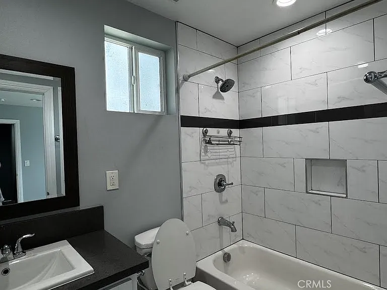 433 1/2 E 30th St — Photo 9
