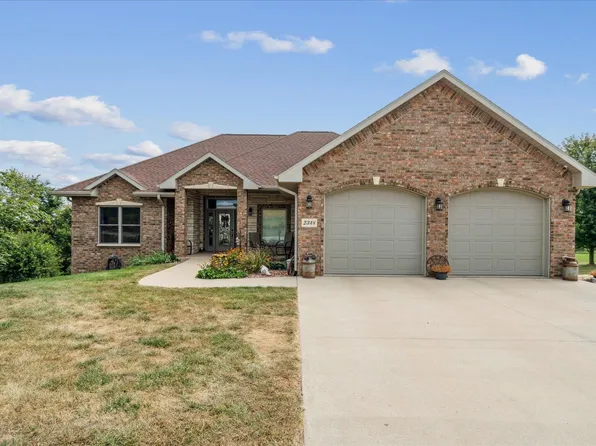 2348 Long Grove Ct, Dubuque, IA 52002