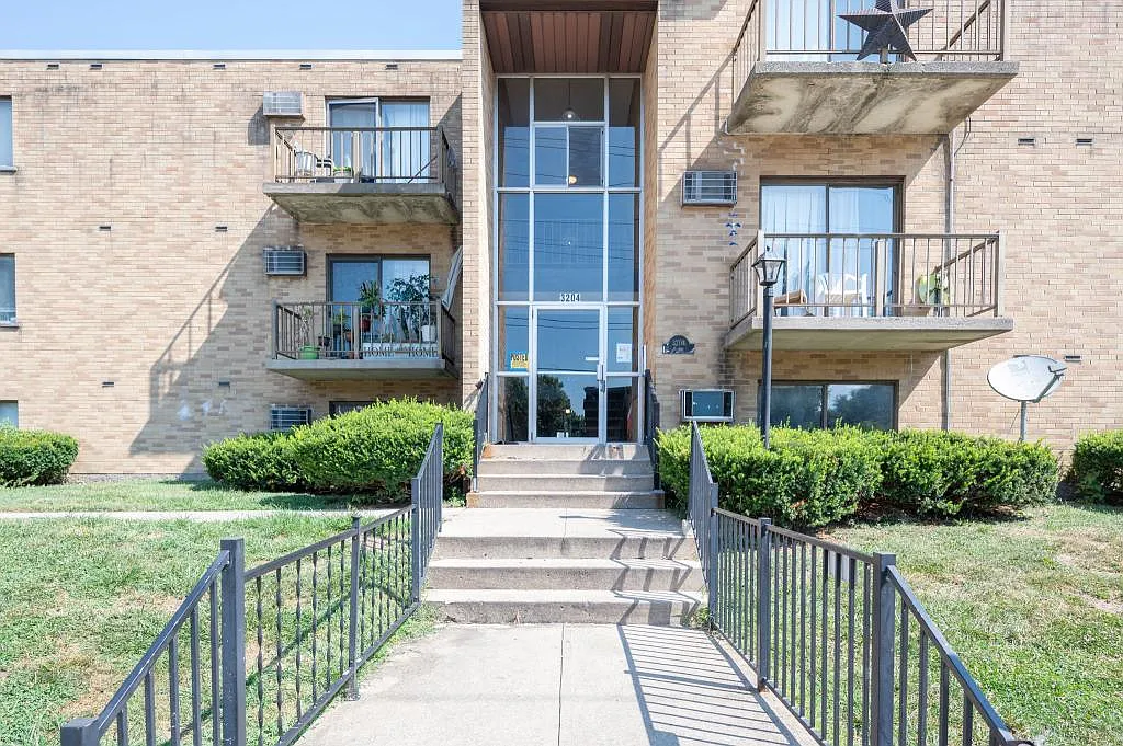 Building Photo - 3206 Mozart Ave