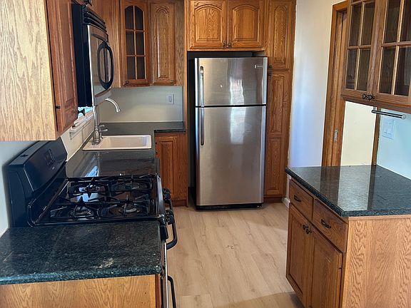 4th image of 576 Avenue E