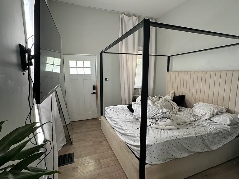 1842 Mills Ave — Photo 10
