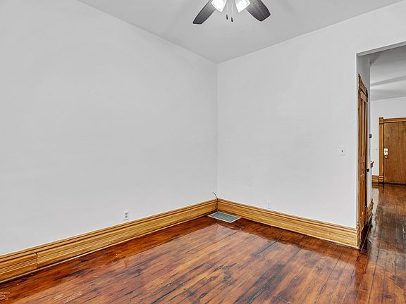 3rd image of 1028 N Winchester Ave APT 1F