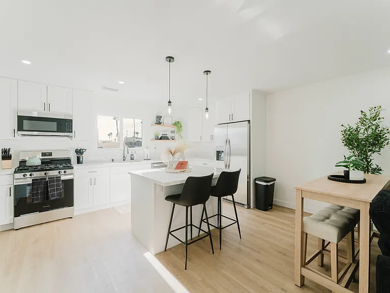 678 Ash Ave #B — Photo 1