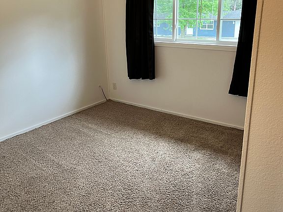 5th image of 914 9th St APT 3