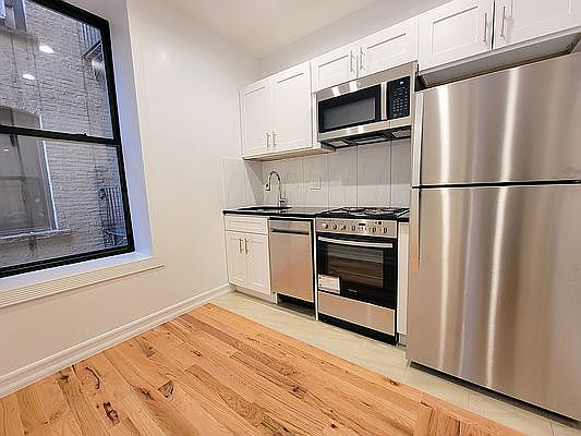 3rd image of 111 E 7th St #2X