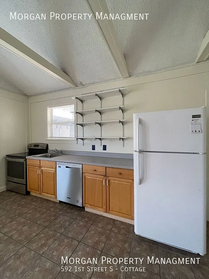 Beautiful Studio Apartment Across the Street from the Ocean! Fresh Paint! — Photo 3