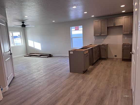 4th image of 548 Red River Way