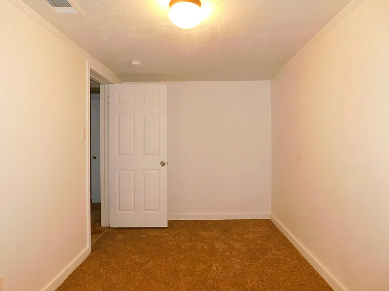 1007 W Collins St — Photo 14