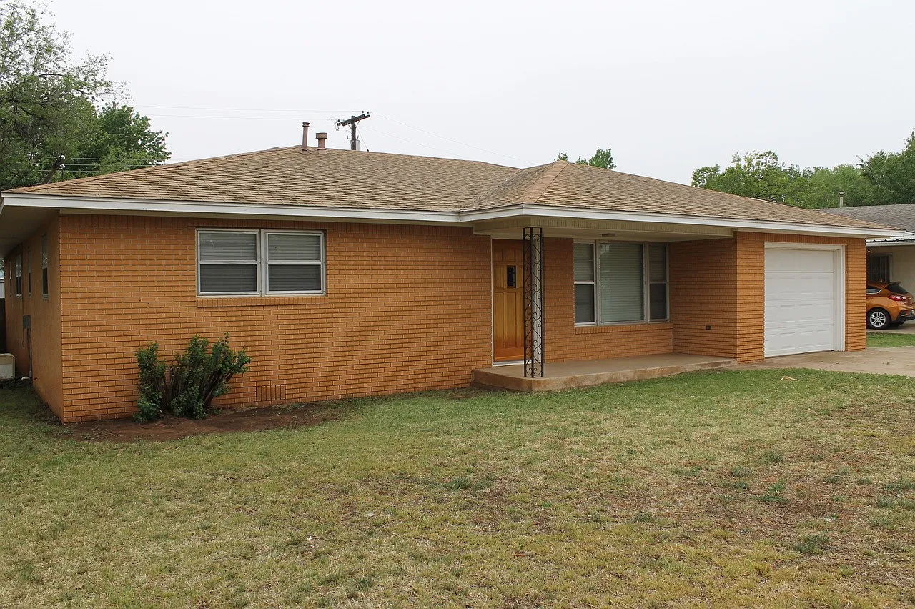 Updated Large 3 Bedroom Home — Photo 2