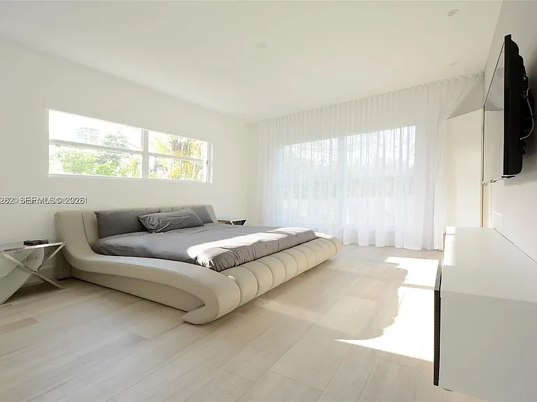 880 N Venetian Dr — Photo 14