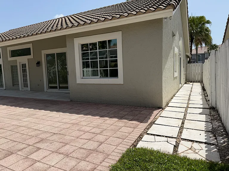 1052 San Luis Rey — Photo 12