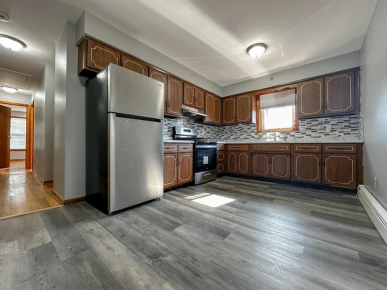325-327 John St #5 — Photo 8