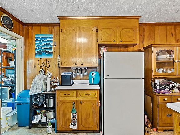 5th image of 210 Sloan Ave