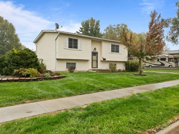 212 N 17th St, Adel, IA 50003