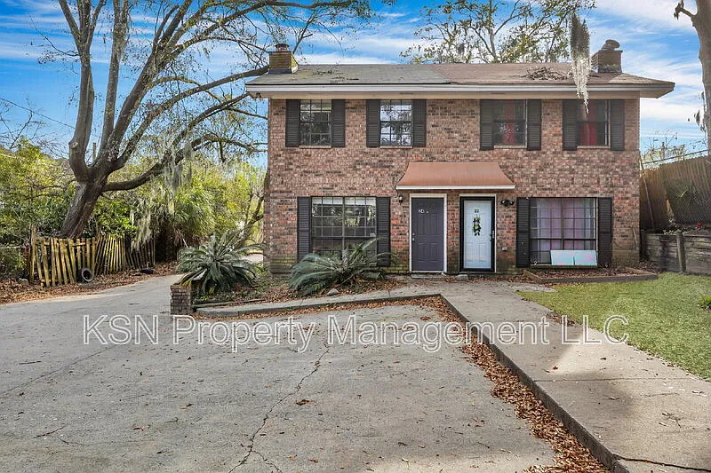 2220 E Victory Dr #24