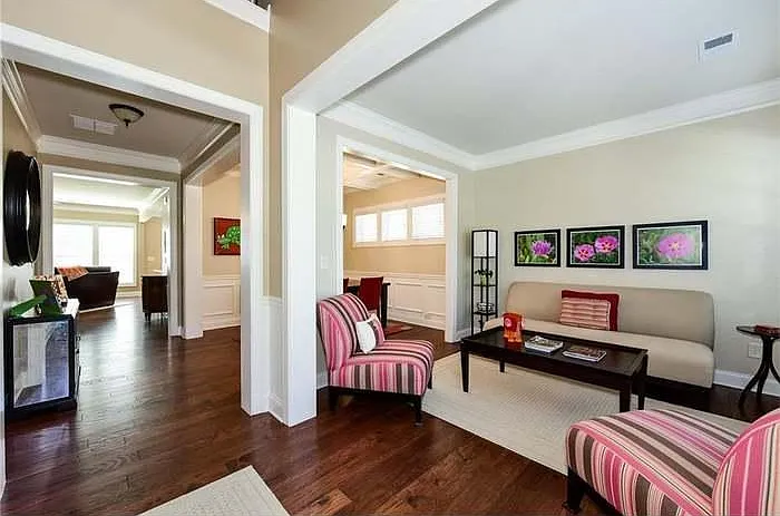 1470 Roswell Manor Cir — Photo 3