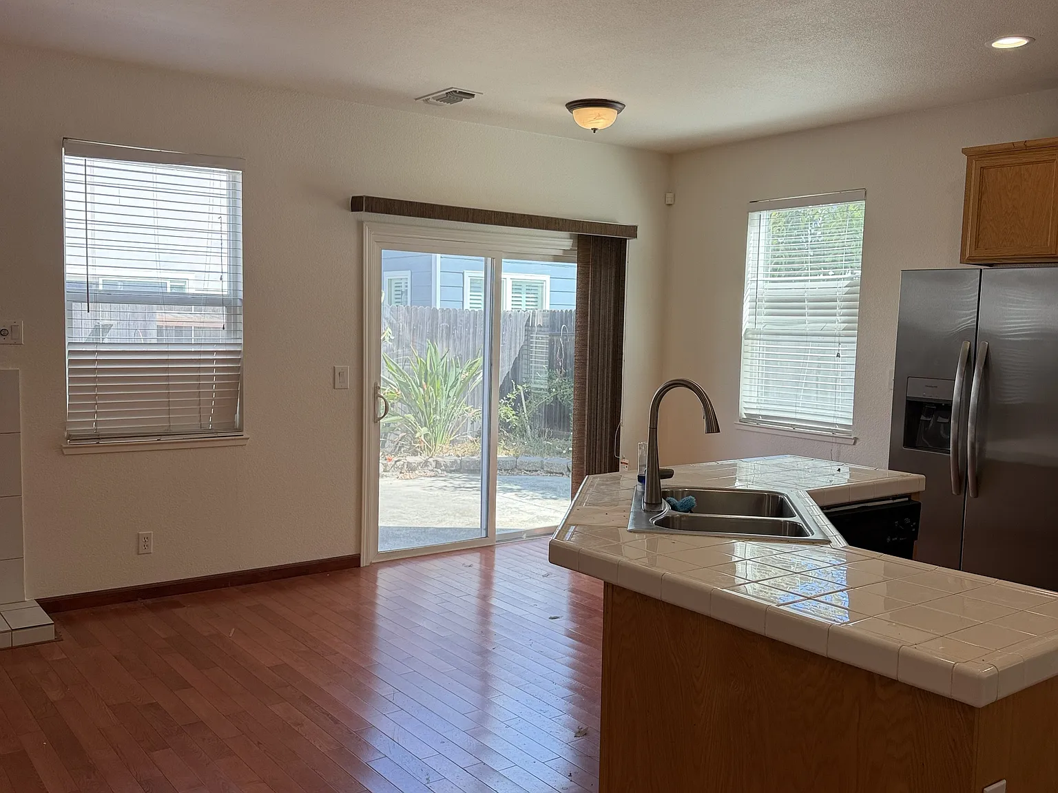 4 bed, 2168 sqft, $3,400 — Photo 4