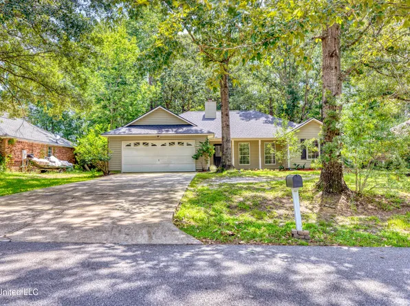 8808 Boxwood Ln, Gautier, MS 39553