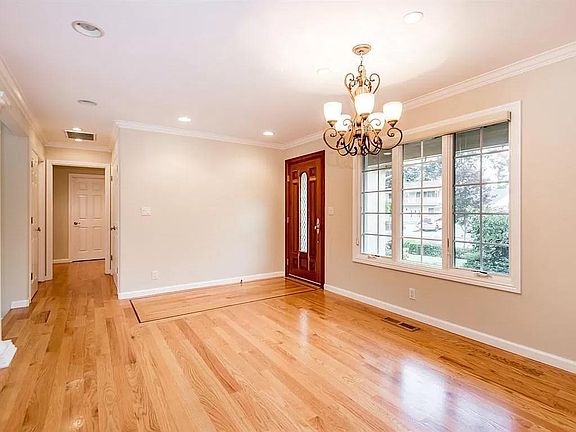 5th image of 10403 Noel Ave