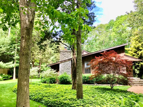 https://photos.zillowstatic.com/fp/440ffbe7f141c5e2b20ddcaf6c545310-p_e.webp