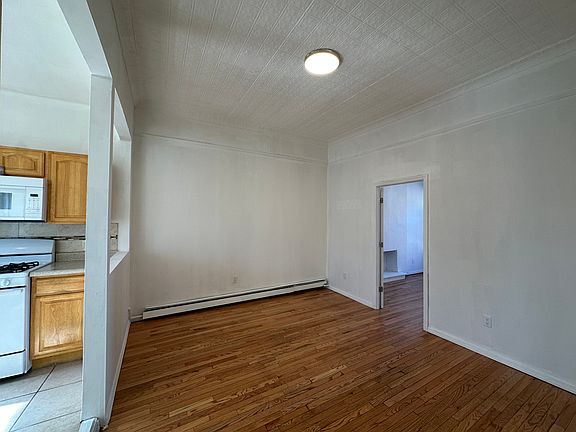 4th image of 8 Carroll St Floor 2