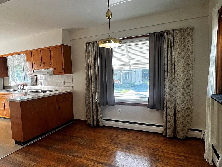105 Cedar Ave — Photo 3