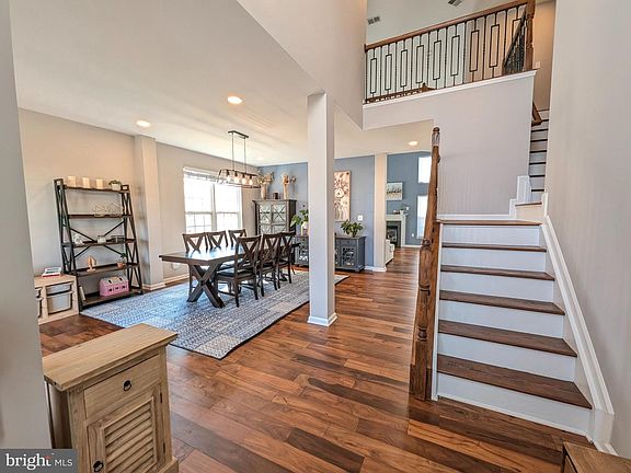 3rd image of 405 Hanrahan Ct SE