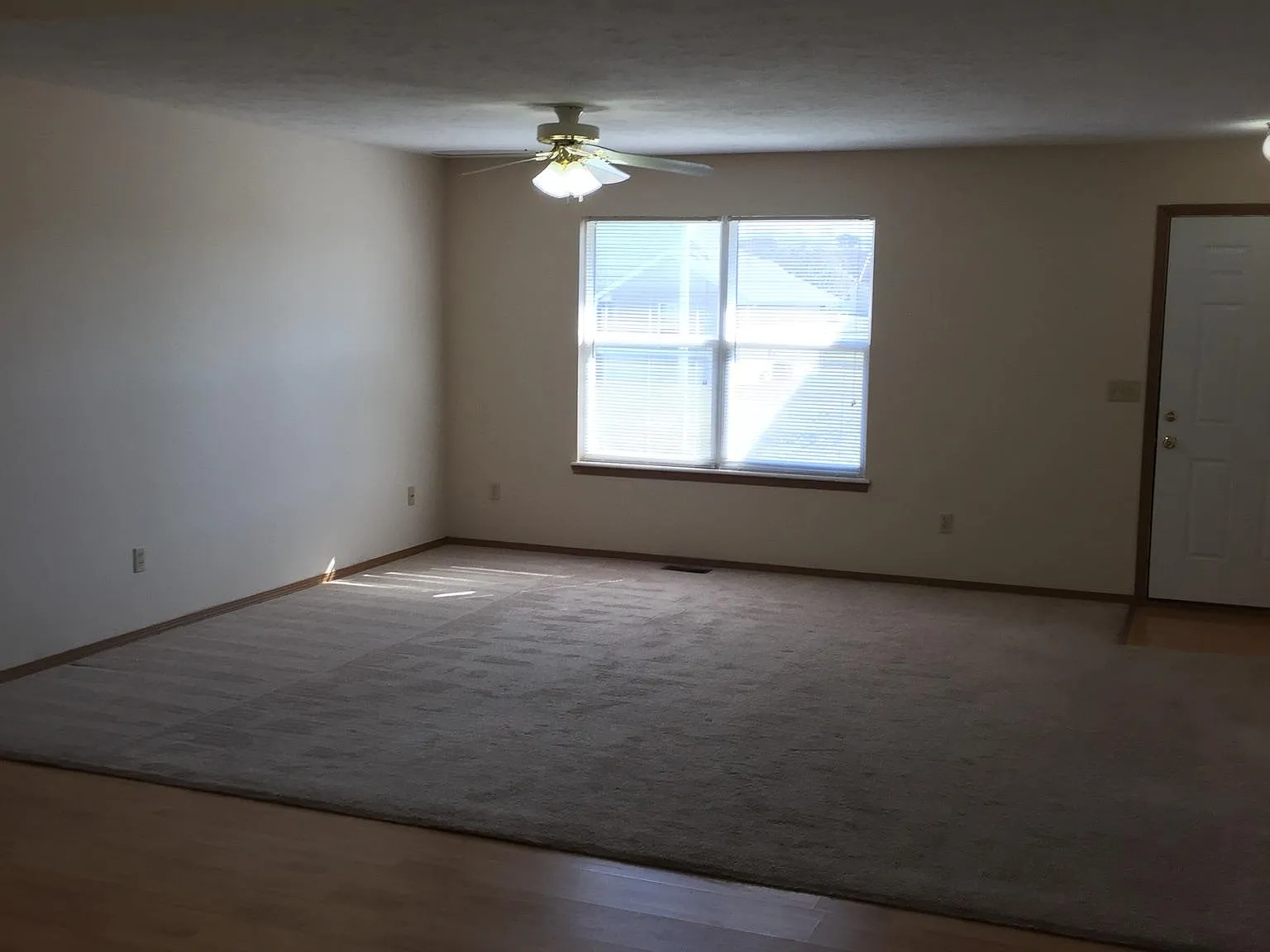 325 W Pawnee Ln — Photo 3