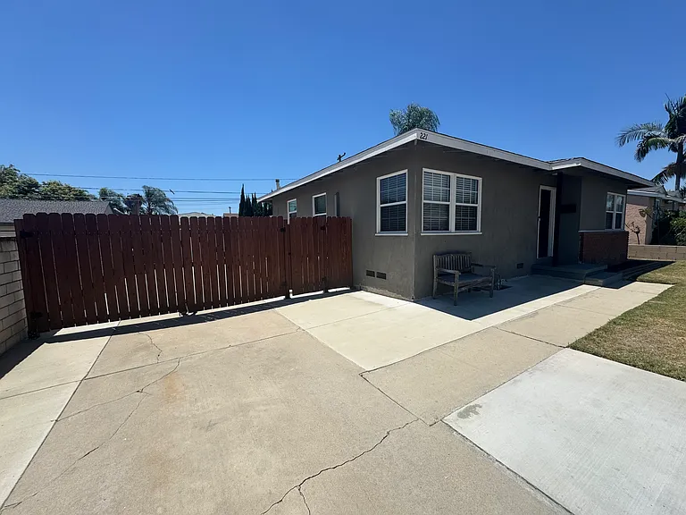 221 S Fonda St — Photo 2