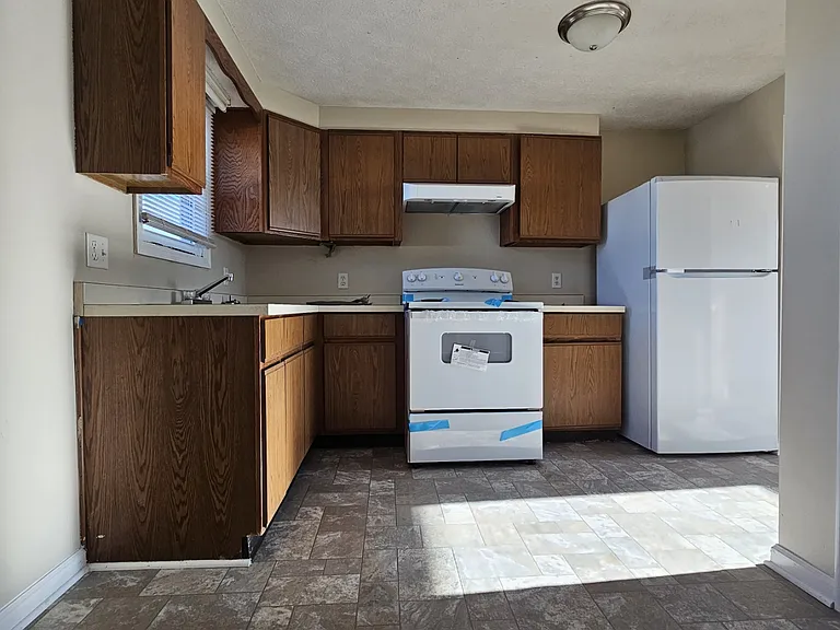 212 E Fairfax St — Photo 2