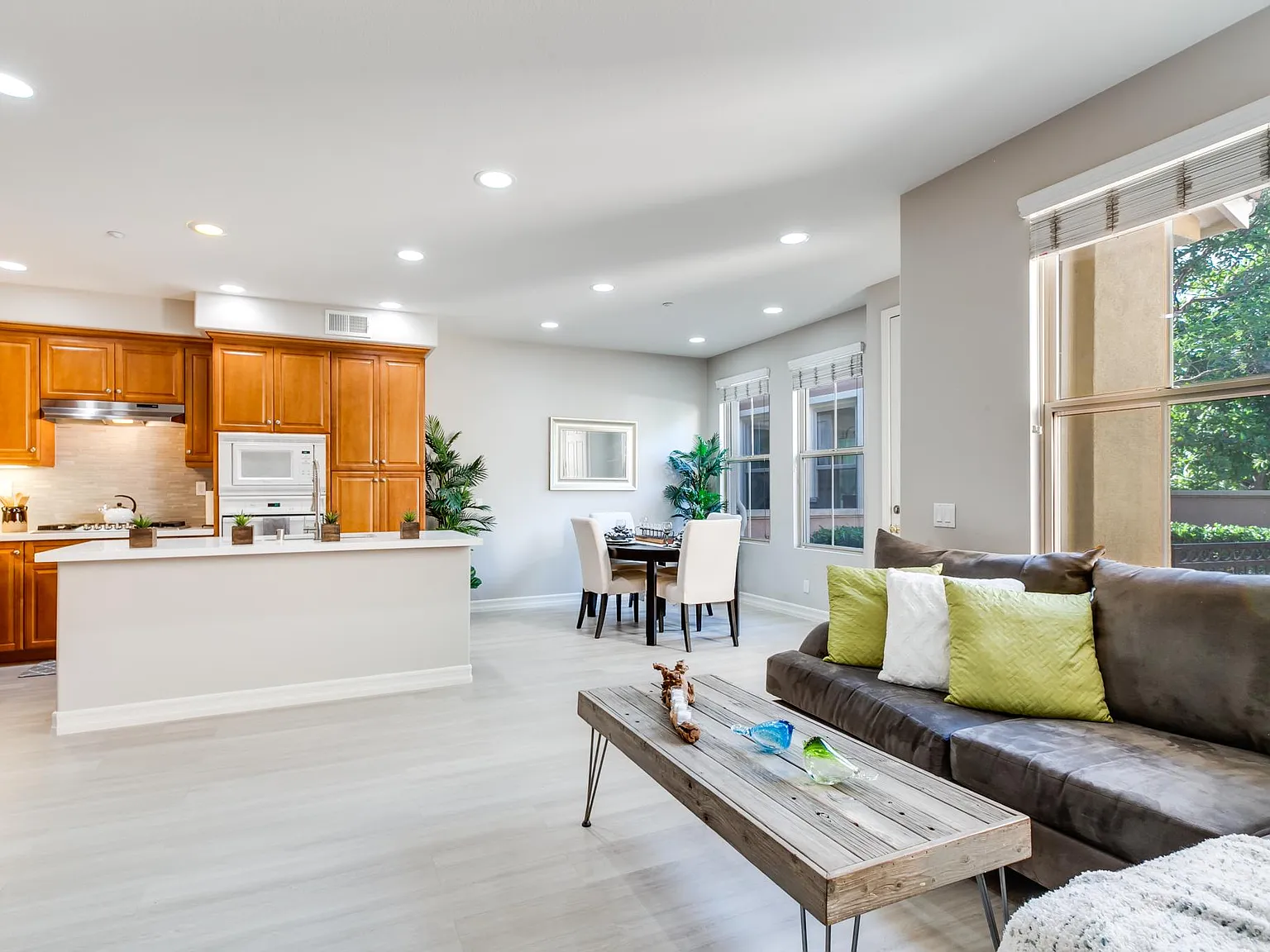 2 bed, 2.5 bath, 1364 sqft, $4,100 — Photo 4