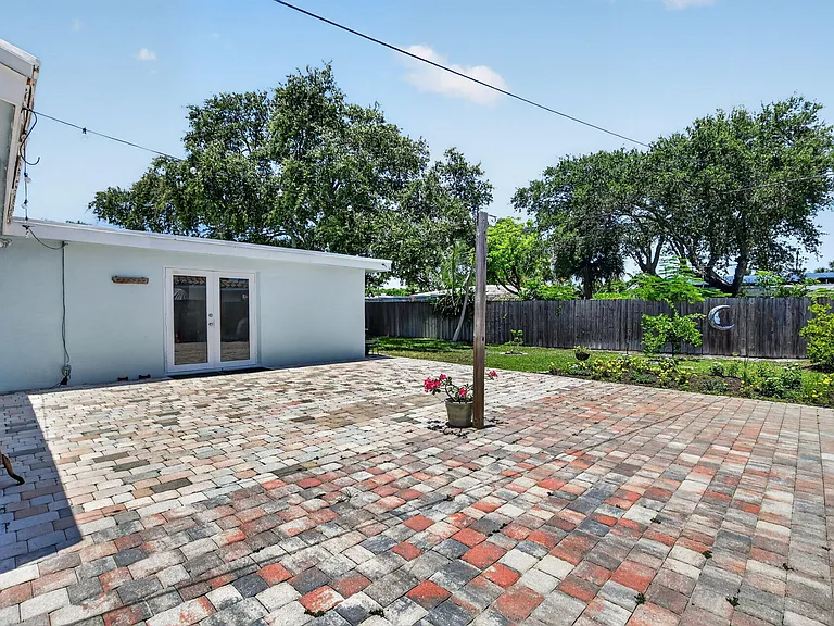 807 SW 3rd St — Photo 42