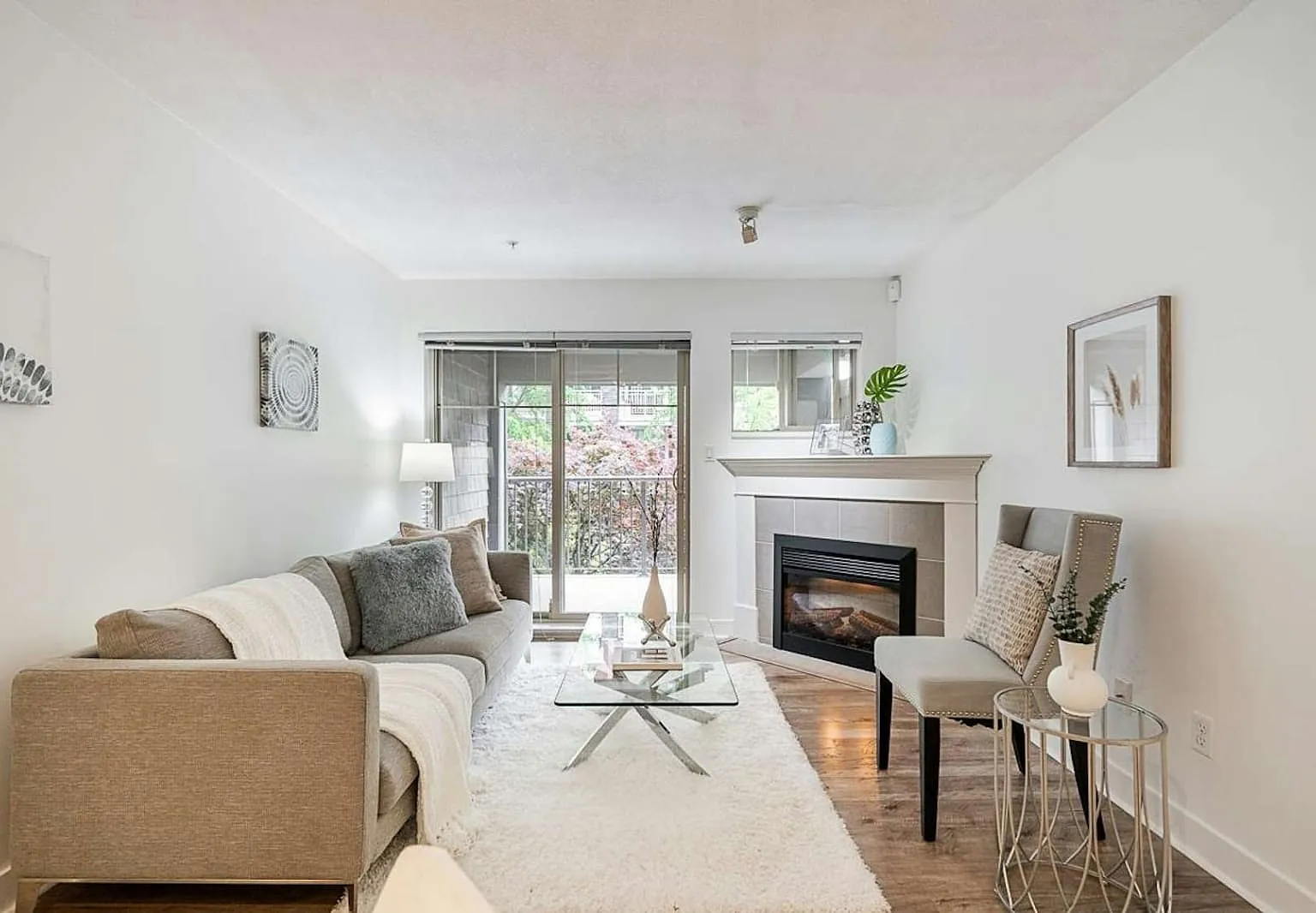 2 bed, 896 sqft, $2,600 — Photo 1
