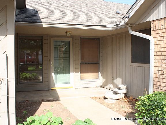 2nd image of 601 SW Chaucer Way