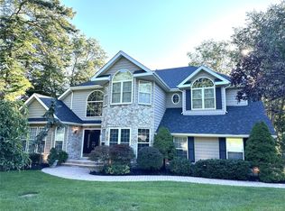 5 Frost Valley Rd, Mount Sinai, NY 11766