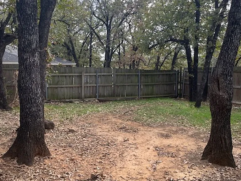 716 Woodland Ct — Photo 2