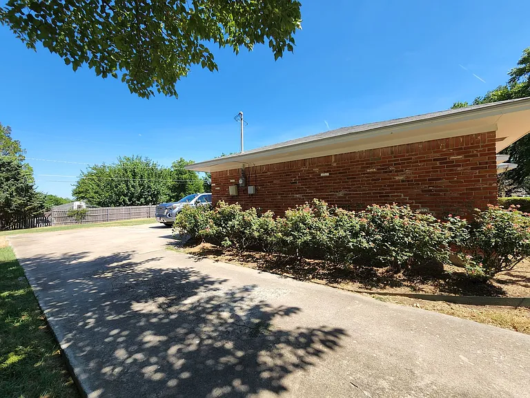2604 Buckingham Dr — Photo 36