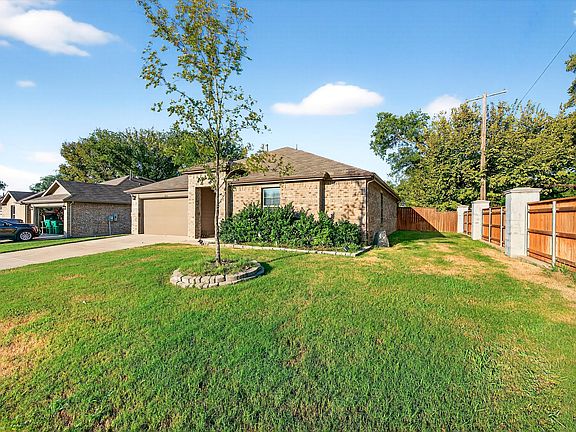 Corner lot, grassed with tree and landscaping