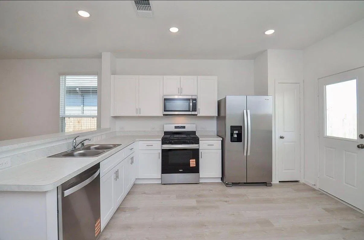 3 bed, 2.0 bath, 1204 sqft, $1,750 — Photo 3
