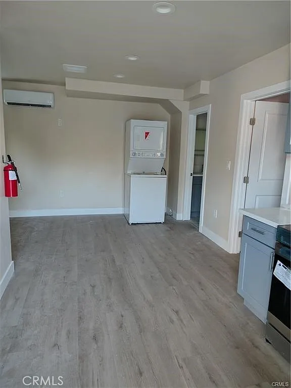 2 bed, 560 sqft, $2,100 — Photo 2