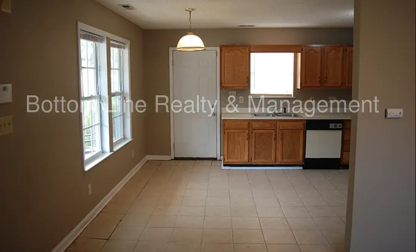 3 bed, 1110 sqft, $1,650 — Photo 4