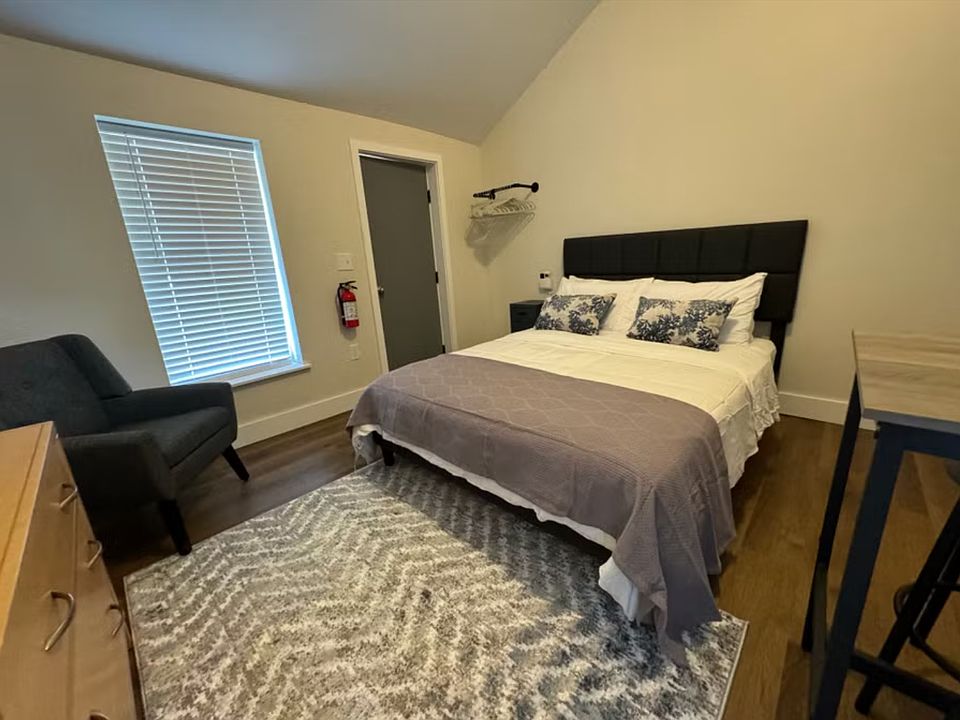 2nd image of 405 N Wildwood Blvd #6
