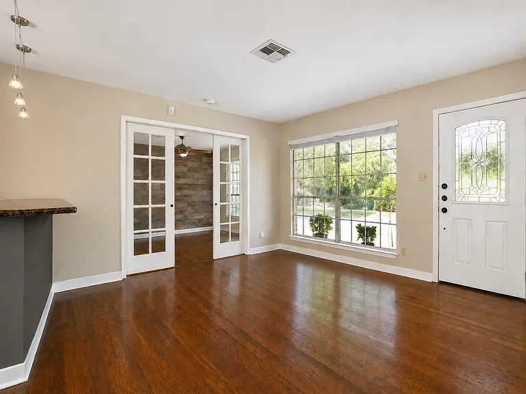 401 Cherry Hill Dr — Photo 2