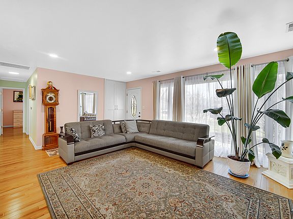 4th image of 327 N Pershing Ave